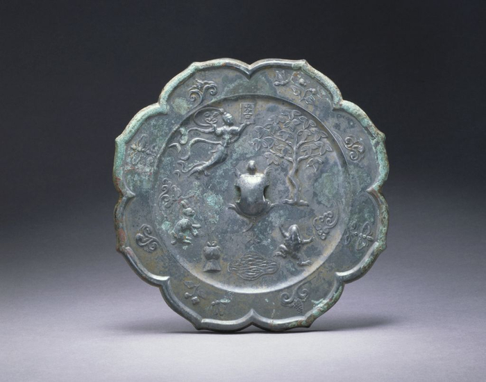 ▲嫦娥玉兔菱花镜 唐 直径19.1厘米 故宫博物院藏