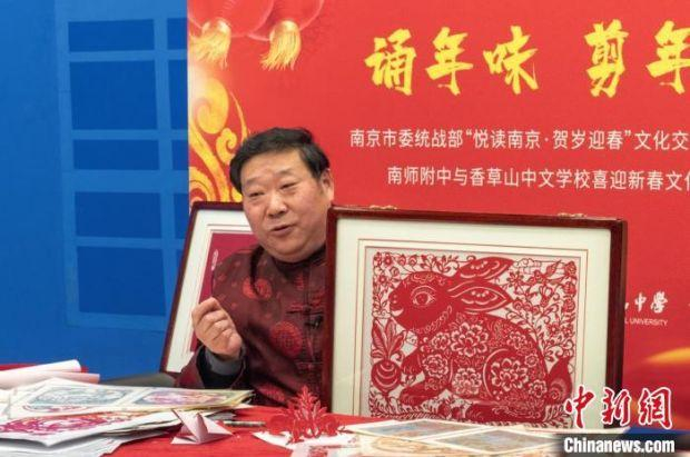 在进行艺术创作的同时，陈耀还走进校园等地，将剪纸技艺教给中小朋友、大学生、华侨华人、留学生、老年人。　受访者供图