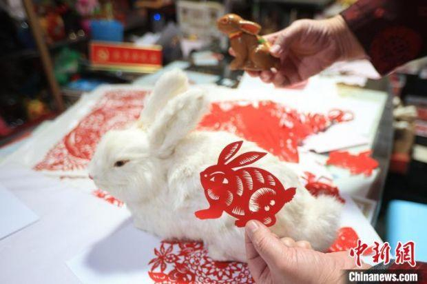 癸卯兔年在即，陈耀创作了二十余幅剪纸作品，将非遗文化与生肖元素结合，寄托对新年的美好憧憬。　泱波 摄