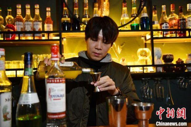 工作中的詹昀浩。　张浪 摄