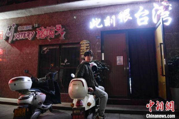 詹昀浩在酒吧门口。　张浪　摄