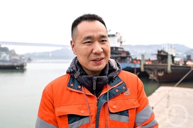 △现场作业负责人、东信烟花集团有限公司副总经理刘勇章