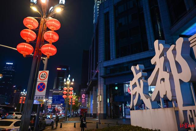 ▲春节将至，成都天府广场周边路灯已经挂上红灯笼 摄影 王勤