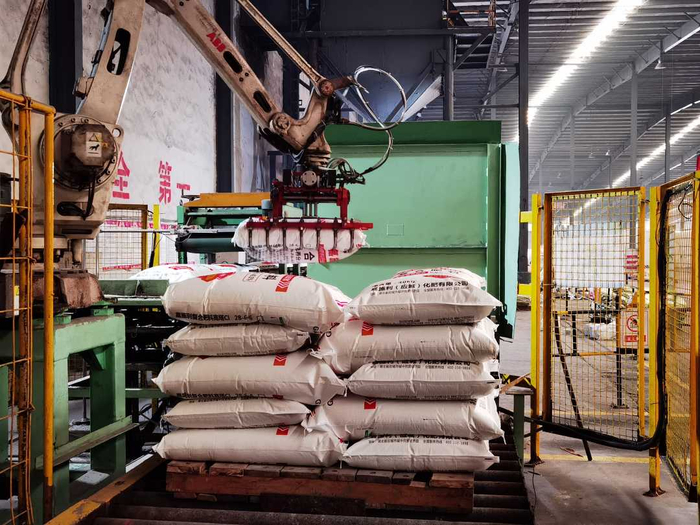 智能化机械臂正在码垛复合肥。宋涛摄