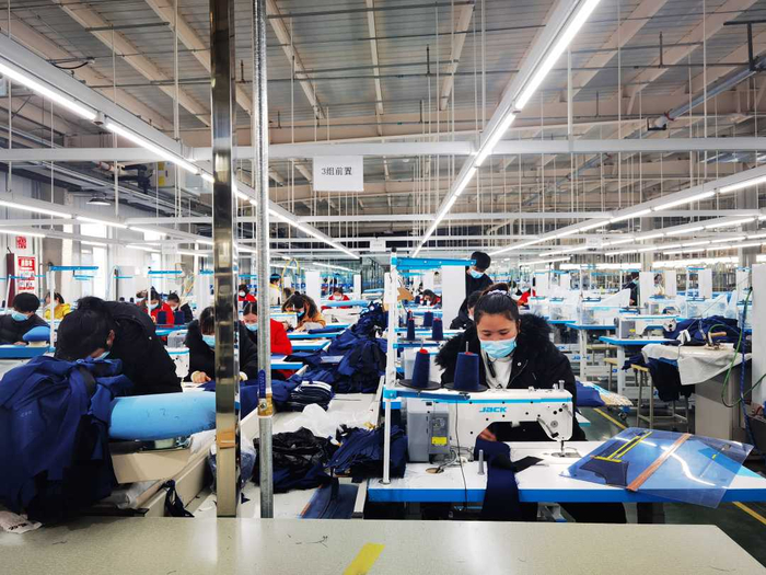 宁陵东隆服装有限公司工人正在赶制服装订单。宋涛摄