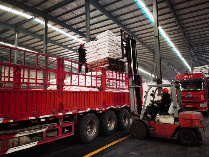 嘉施利（宁陵）化肥有限公司工人正在装卸复合肥。宋涛摄