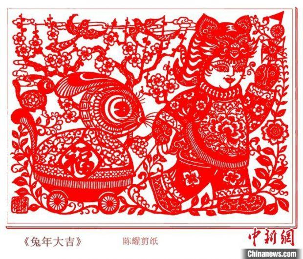 胖娃娃为“福娃”，头戴虎头帽，身穿小花兜，脚穿小花鞋，手举小风车，十分可爱。　受访者供图