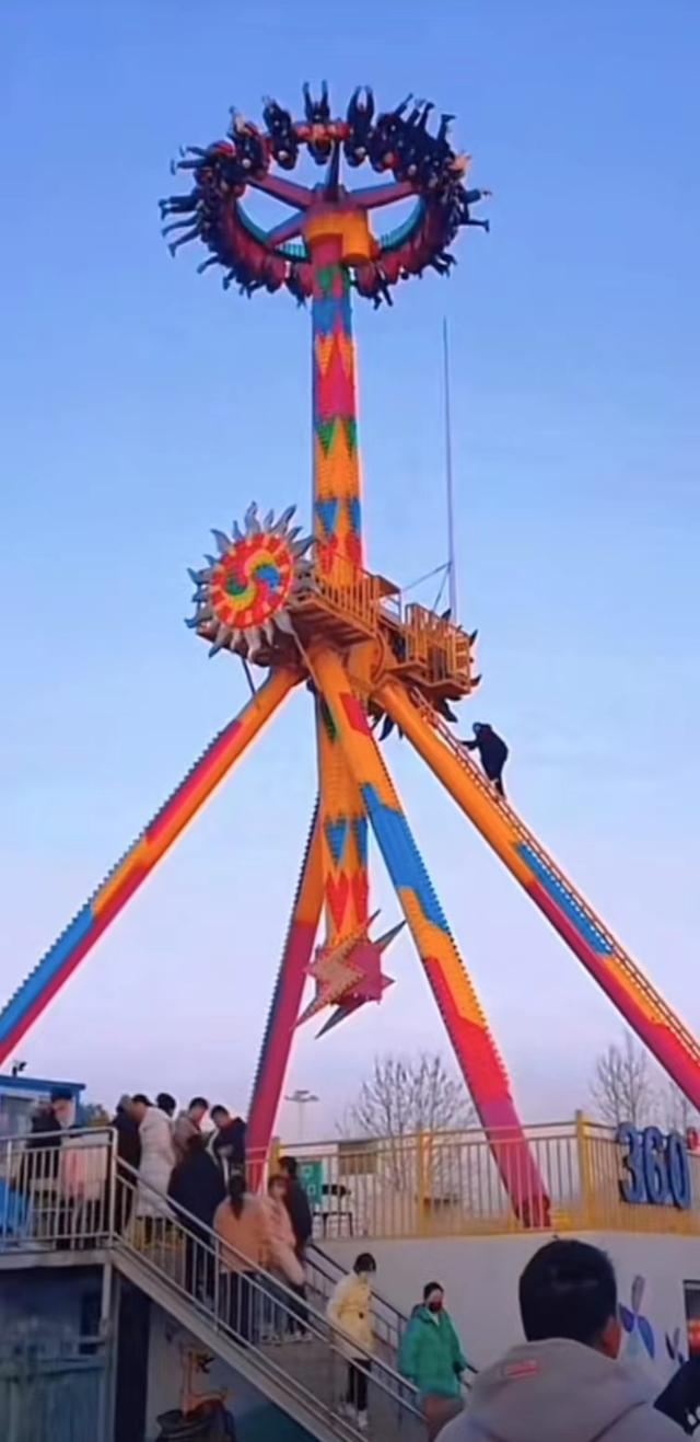 ▲1月19日，安徽一游乐设施大摆锤疑似出现故障，工作人员爬上钟摆手动处理。截图来自社交媒体视频