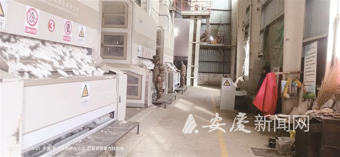 在新疆的棉花加工工人