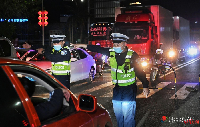 ↑徐闻交警疏导交通，图据湛江日报社