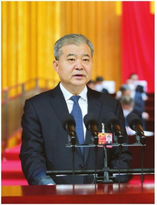 罗清宇作省人大常委会工作报告。记者史晓波摄