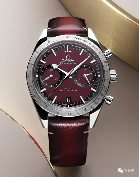 　　▲最新款欧米茄超霸’57腕表勃艮第红色盘面表款，新款超霸’57腕表小牛皮皮带款价格均为67000元人民币