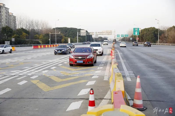 今天早晨八时许，平日早高峰时段，通过沪渝高速徐泾收费站进出上海的车辆不算多，进出收费站也颇为通畅，未出现拥挤堵塞。