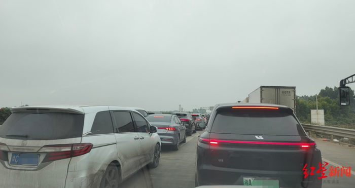 ↑唐先生被堵在进港的道路上，车牌可见有湖南、河南等地车辆。唐先生供图