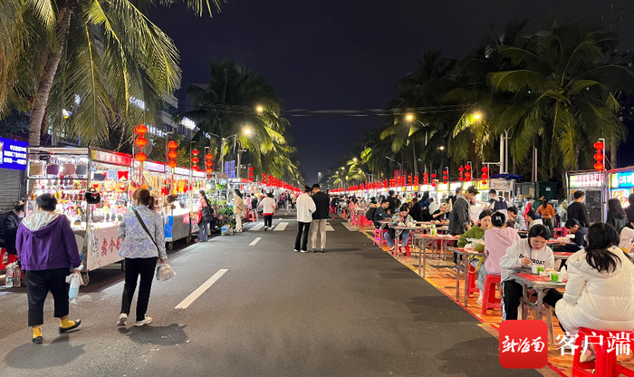 海大南门小吃街。记者丁文文 摄