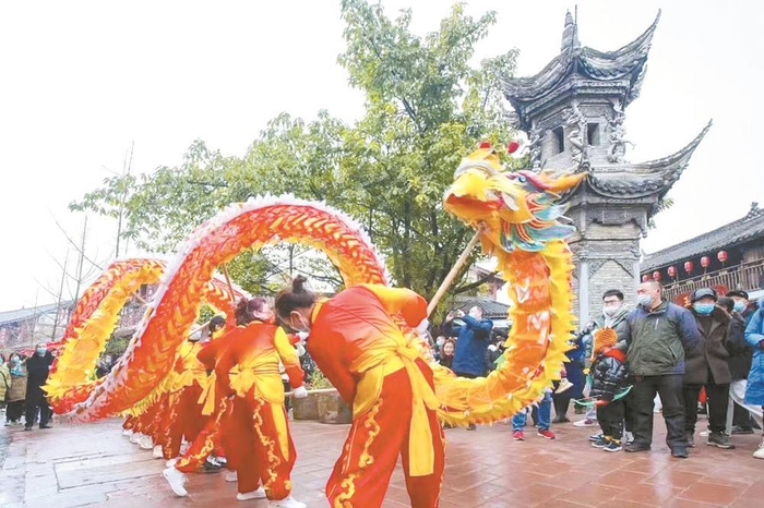 ▲洛带古镇舞龙