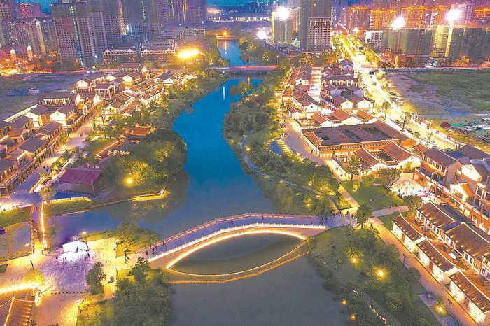 夜晚，“闽南水乡”灯光秀美，吸引了一拨又一拨游客。受访者供图