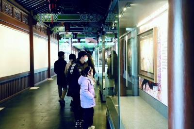 观众参观大报恩寺遗址博物馆的“丹青绘境 天工织锦——云锦国画艺术特展”。 南京日报/紫金山新闻记者 邢虹 摄