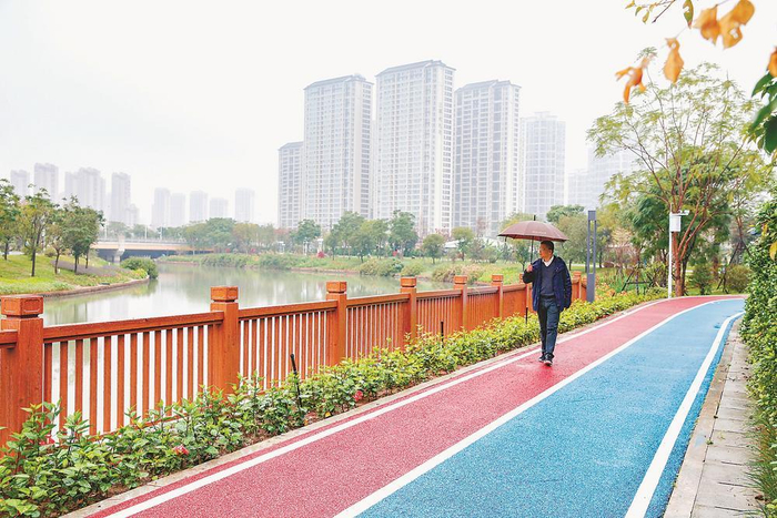 林天海在九十九湾畔散步。白志强 摄