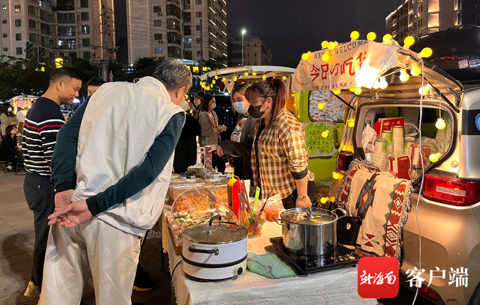 晚上的海甸溪特色文化商业街区热闹非凡。记者丁文文摄
