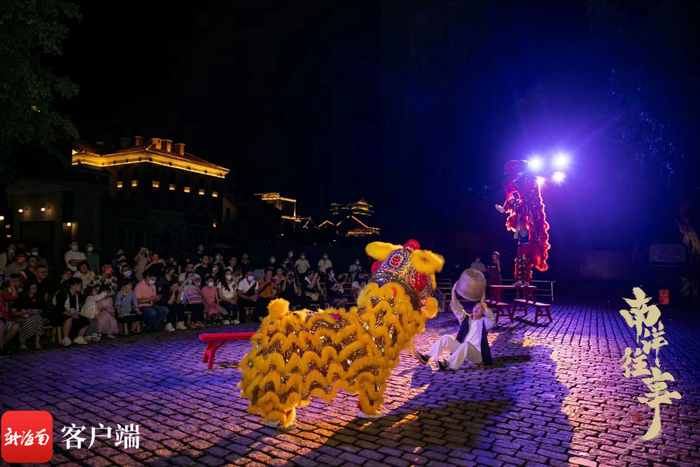 市民游客在观澜湖华谊冯小刚电影公社观看户外实景演艺《南洋往事》。观澜湖华谊冯小刚电影公社供图