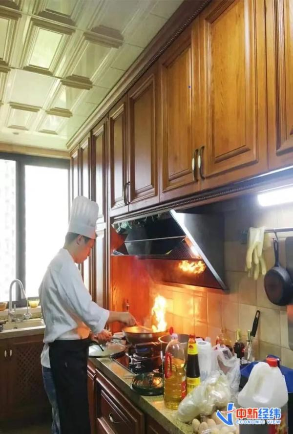 厨师在客户家中做菜受访者供图