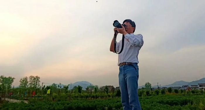 张进在摄影。  受访者供图