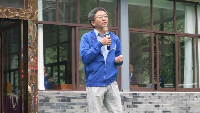 张进在“渡过”社群内授课。受访者供图