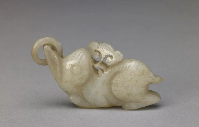 ▲白玉兔形佩 明 长4.8厘米，高2.8厘米，厚1厘米 故宫博物院藏