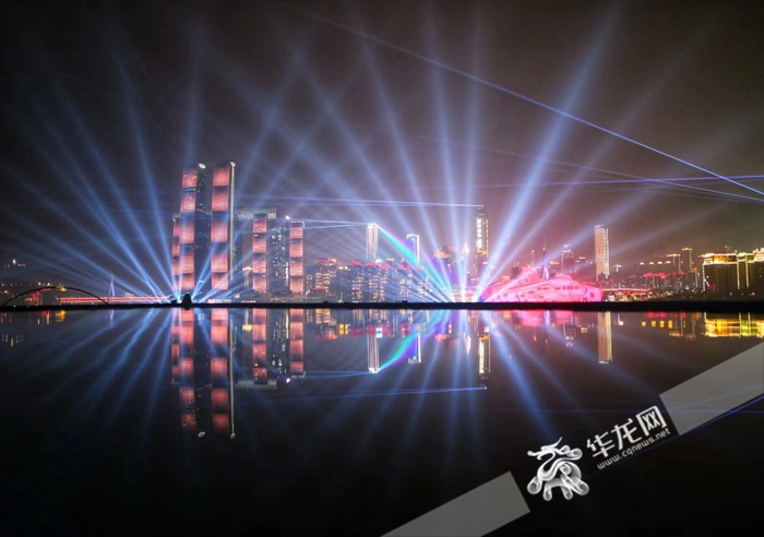 长嘉汇观景台水池边拍摄到的绚烂灯光。华龙网-新重庆客户端记者 张质 摄