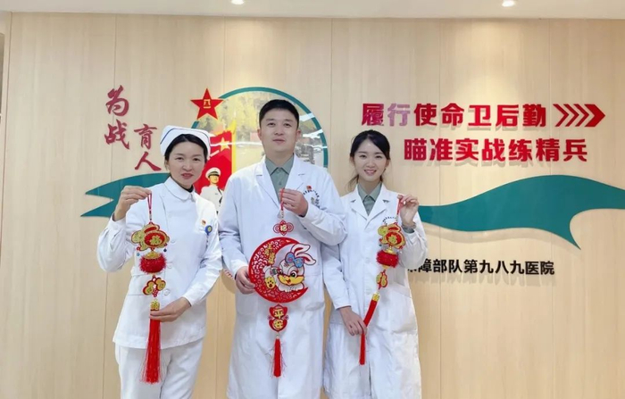 ▲为战守护！第989医院医务工作者在战位共度佳节