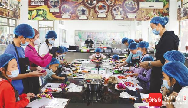 　　近日，游客在兴隆热带植物园体验制作巧克力。（兴隆热带植物园供图）