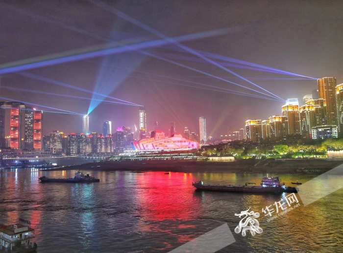 装载烟花的货轮已陆续到达指定位置。华龙网-新重庆客户端记者 张质 摄