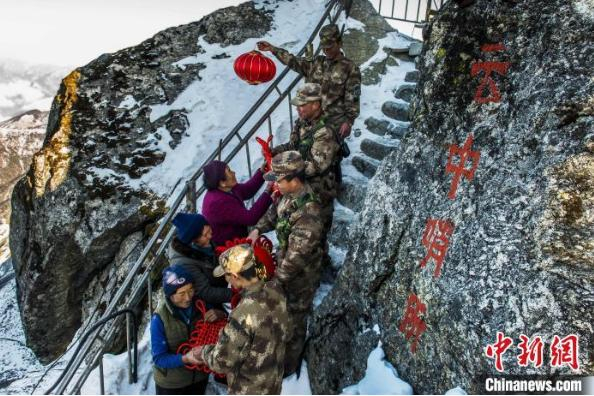 资料图为三位藏族阿妈新年上山慰问“云中哨所”的官兵。　西藏军区某边防团供图