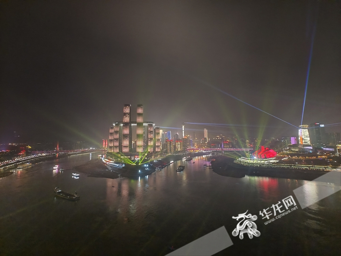 重庆两江交汇区域正在进行灯光表演，静待跨年焰火表演。华龙网-新重庆客户端记者 石涛 摄