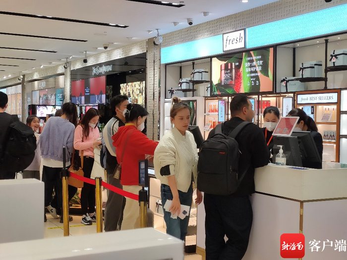 旅客在cdf海口美兰机场免税店排队买单。cdf海口美兰机场免税店供图