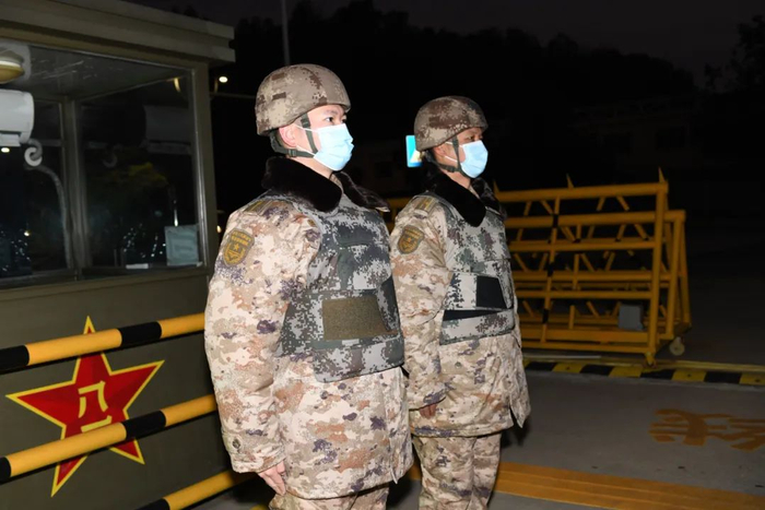 ▲暖心哨！除夕夜，干部党员来站岗，军营哨位别样暖