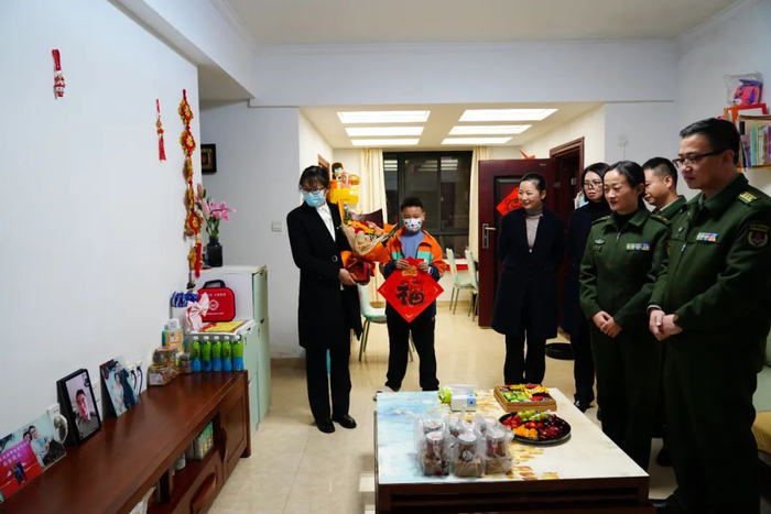 ▲万里之遥！第909医院党委班子慰问援赞医疗队家属