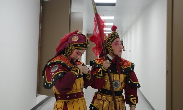 2023年1月17日的演出中，郭婷婷（左一）扮演“小兵”，等待入场。新京报记者 陈亚杰 摄