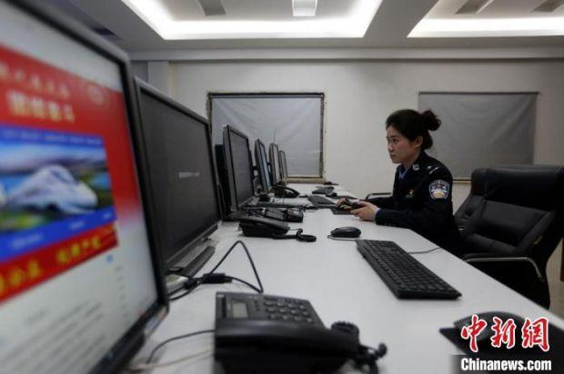 晚上一个人的战斗。　 梁西征 摄