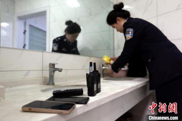 洗漱也要带好手机、对讲机、无绳电话。　 梁西征 摄