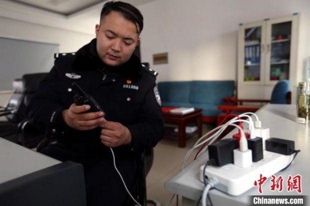 叶乔波给对讲机充电，随时保持能量。　 梁西征 摄