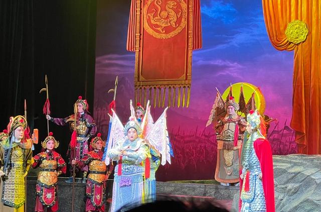 2023年1月17日，贾传敬（右二）在舞台上表演本地历史故事改编的戏曲《郾城大捷》。新京报记者 陈亚杰 摄