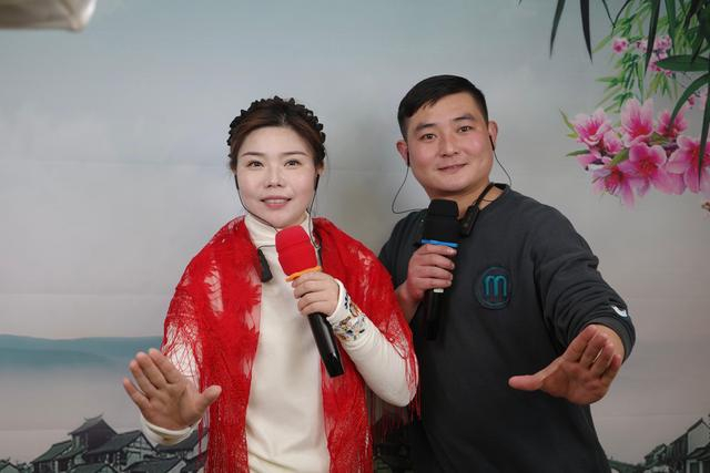 2023年1月15日，贾传敬和郭婷婷在家直播唱戏。新京报记者 陈亚杰 摄