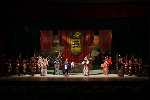 《郾城大捷》剧照，后排中间左一为贾传敬。受访者供图