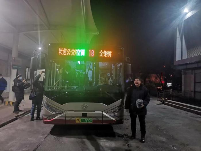 司机王宝元和乘坐最后一班车的乘客们