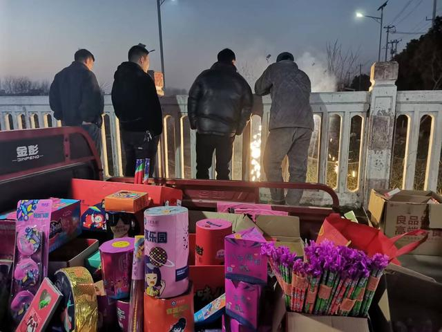 洪河桥上放烟花。图 |九派新闻 武菲菲