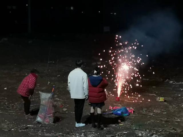 老人在等待捡烟花壳。图 | 九派新闻 武菲菲