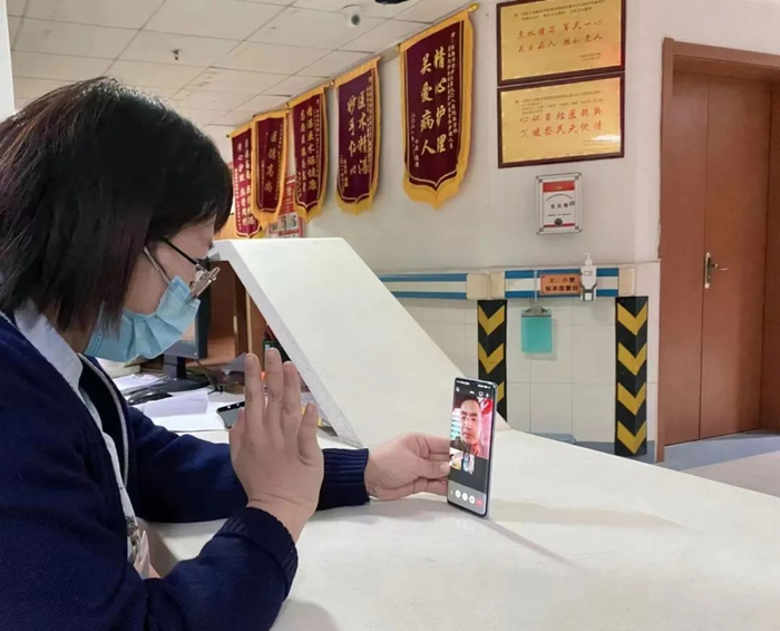 ▲同守战位！除夕夜值班的军嫂与坚守岗位的爱人隔屏共庆！