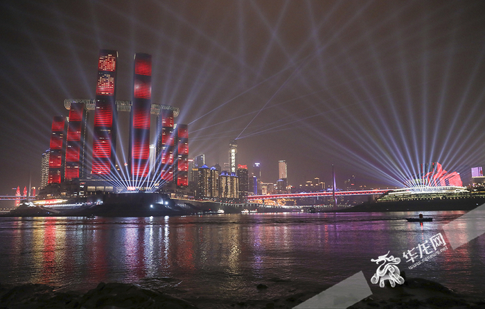 重庆两江交汇区域上演灯光表演。华龙网-新重庆客户端首席记者 李文科  摄